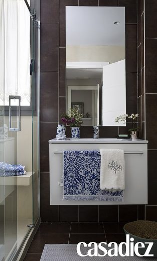 *** Local Caption *** Cuarto de baÒo / mueble bajo lavabo volado / revestimiento suelo y pared con baldosas marrones / ducha con mampara corredera / decoradora Eliezer Tapetado de Tado Interiorismo
CASA DIEZ 230 01/08/2016 P39