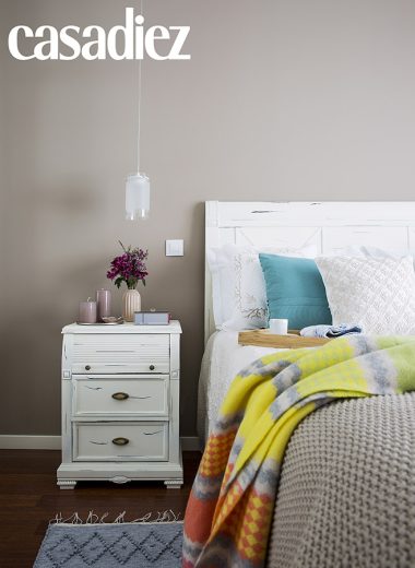 *** Local Caption *** Dormitorio / cabecero y mesilla de madera en blanco / cojines / l·mpara suspendidas sobre la mesilla / decoradora Eliezer Tapetado de Tado Interiorismo
CASA DIEZ 230 01/08/2016 P39