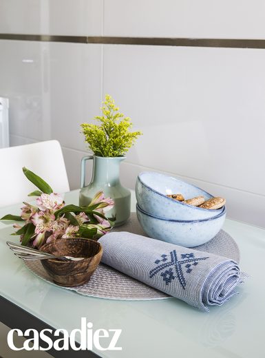 *** Local Caption *** Cocina / detalle mesa con sobre de cristal / cuencos de loza y de madera / servilleta / decoradora Eliezer Tapetado de Tado Interiorismo
CASA DIEZ 230 01/08/2016 P37