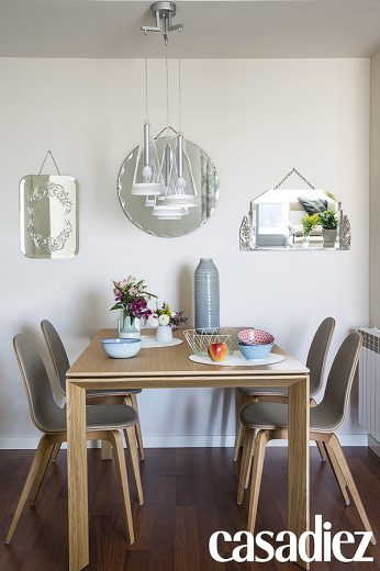 *** Local Caption *** Comedor / mesa de madera / sillas / decorar con espejos / l·mpara de techo / revestimiento suelo de madera oscura / decoradora Eliezer Tapetado de Tado Interiorismo
CASA DIEZ 230 01/08/2016 P36