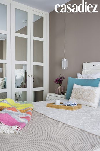 *** Local Caption *** Dormitorio / armario empotrado con puertas de cuarterones con espejo / cabecero de madera blanco / cojines / l·mparas suspendidas sobre la mesilla / decoradora Eliezer Tapetado de Tado Interiorismo
CASA DIEZ 230 01/08/2016 P38