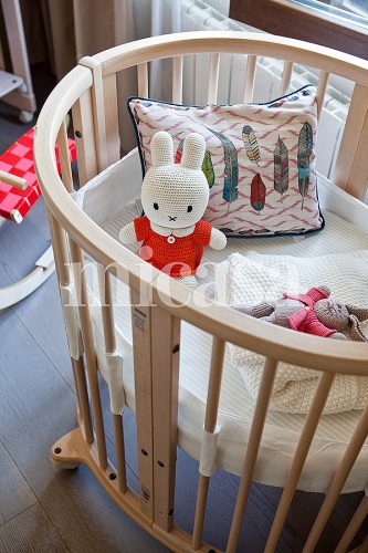 *** Local Caption *** Un mundo para ellos / detalle cuna de madera natural / con barrotes / cojÌn / peluche de punto / manta / interiorista Eliezer Tapetado de Tado Interiorismo
MICASA EXTRA NI—OS 52 01/10/2014 P40