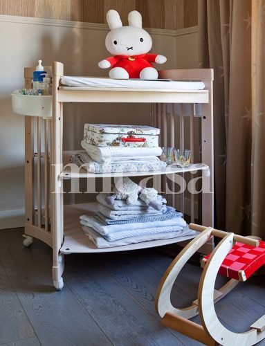 *** Local Caption *** Un mundo para ellos / cambiador de madera natural / con ruedas / mueble convertible / con contenedores laterales / peluche / toallas / interiorista Eliezer Tapetado de Tado Interiorismo
MICASA EXTRA NI—OS 52 01/10/2014 P39